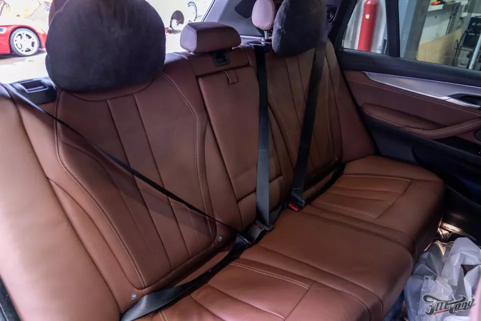 BMW X5. Установка ремней безопасности с принтом Рик и Морти.